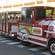 Un carrito de tren al aire libre lleno de pasajeros